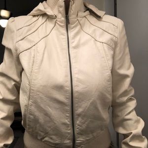WHITE LEATHER JACKET TURTLE NECK